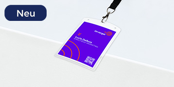 In einem transparenten Ausweishalter ist ein bedrucktes Namensetikett. Der Ausweishalter hängt an einem Lanyard.
