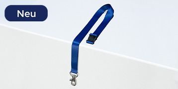 Ein blaues Lanyard liegt über einer Tischkante.