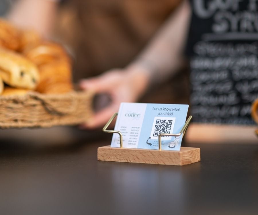 Visitenkarten mit QR Codes stehen auf dem Tisch.