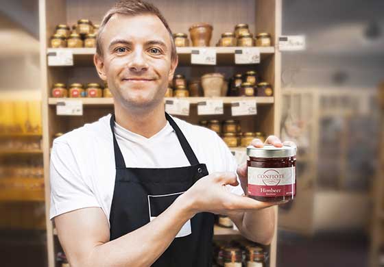 Anwender mit Marmeladenglas