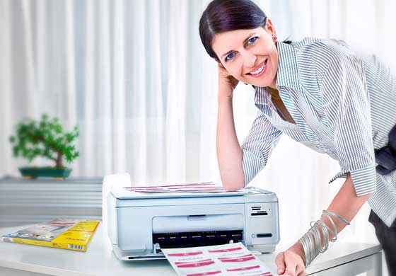 Anwenderin im Büro mit ausgedruckten Etiketten