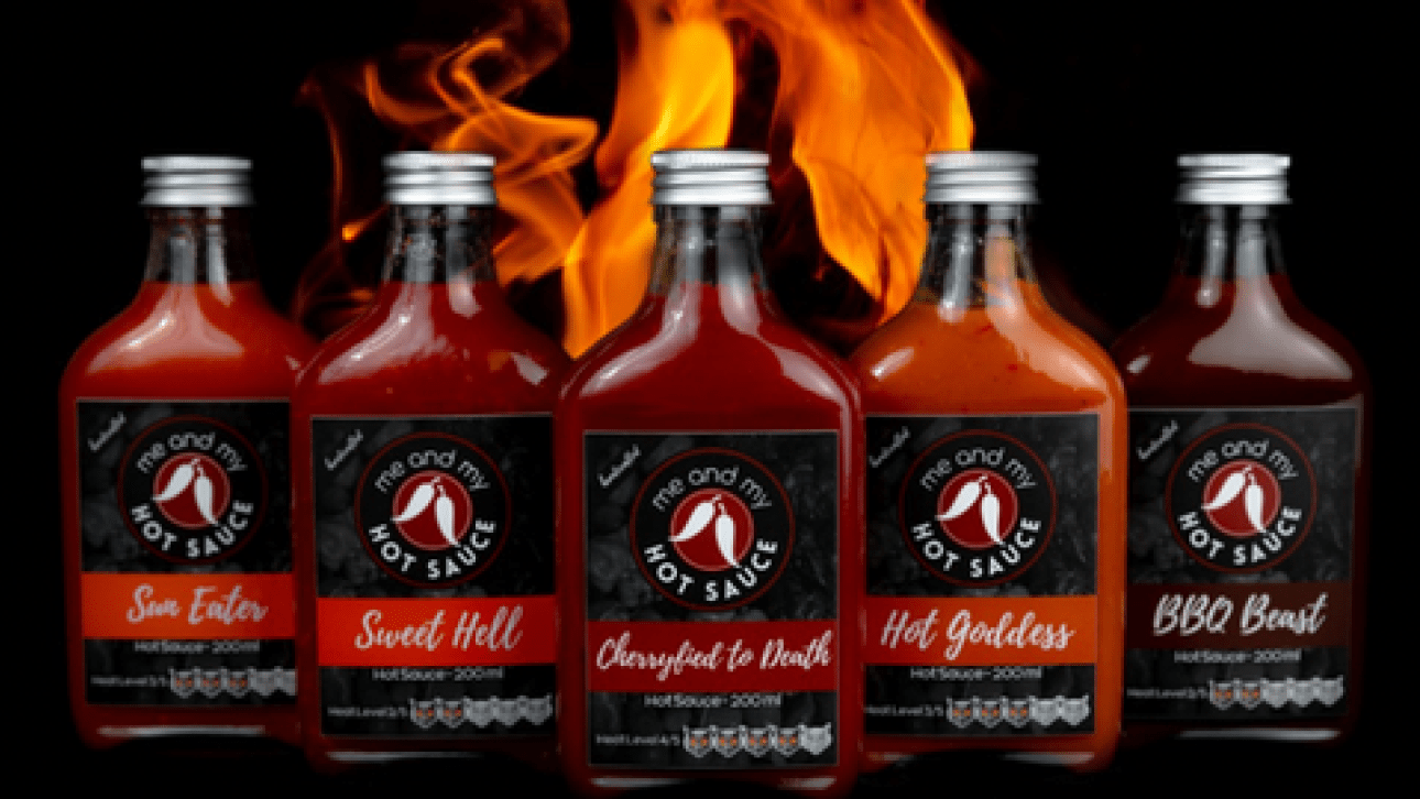Mehrere Sauce sind zu sehen mit einer Flamme und einem Logo im Hintergrund.