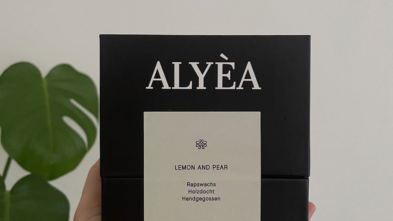 Die Produktverpackung von einer ALYEA Kerze.