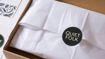 Schön verpackte Produkte mit Stickern sorgen für ein hochwertiges Unboxingerlebnis