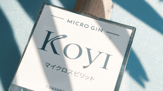 Nahaufnahme eines Micro Gin Koyi Produktetiketts.