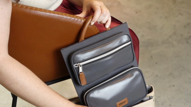 Jemand holt den Trigo Büro-Organizer aus einer Tasche.