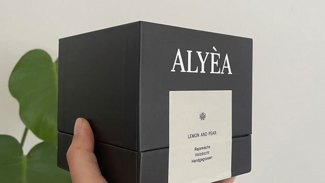 Die Seitenansicht einer Produktverpackung einer ALYEA Kerze.