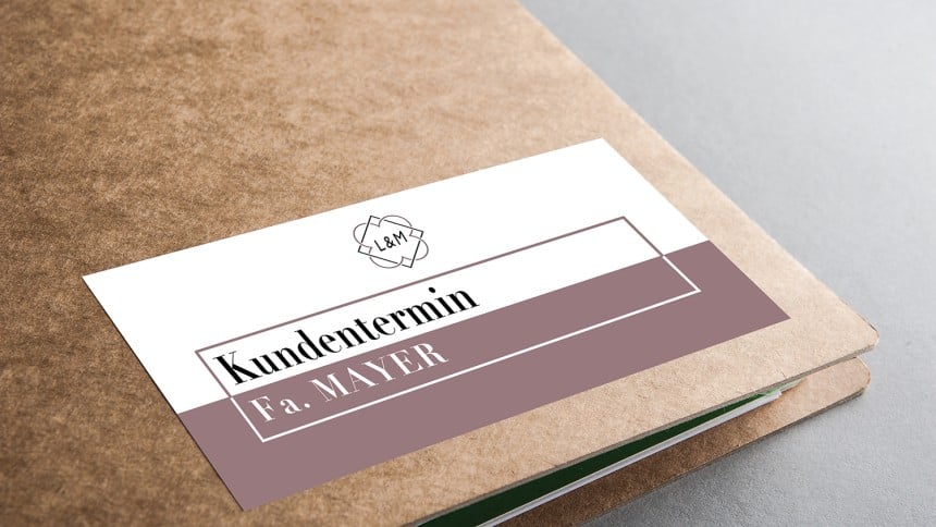Etiketten zur Büroorganisation auf Mappe