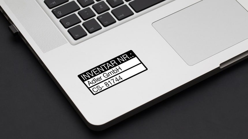 Inventar-Etiketten auf Laptop