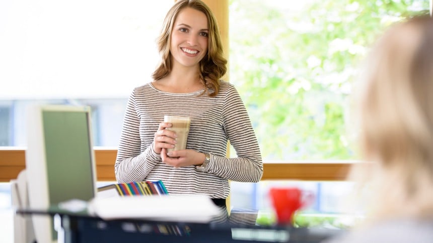 Büro Pause Frau mit Kaffee