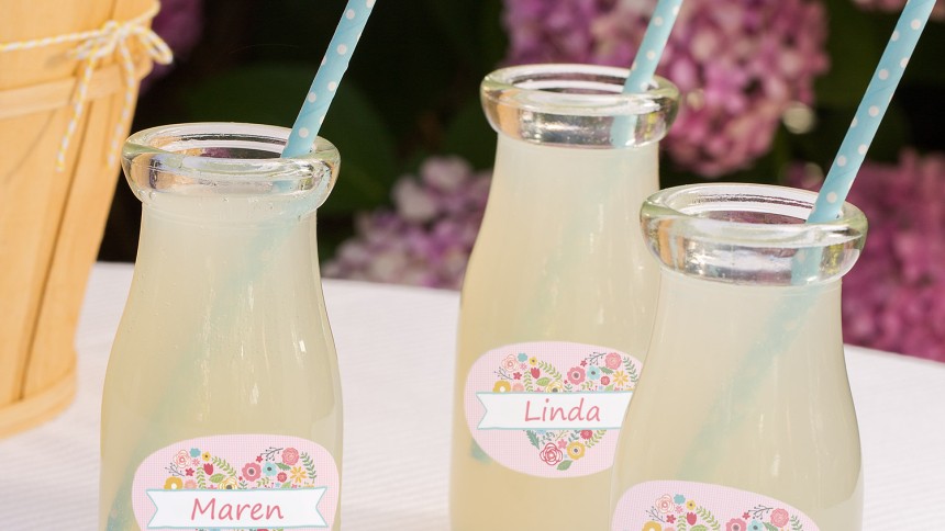 Limonade mit Etiketten markiert