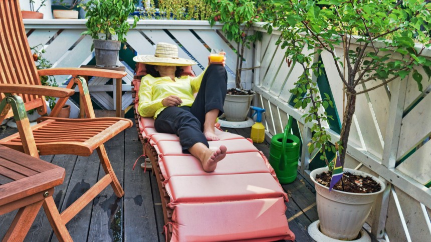 Frau auf Balkon