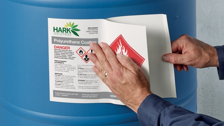 Aufkleben von GHS Etiketten