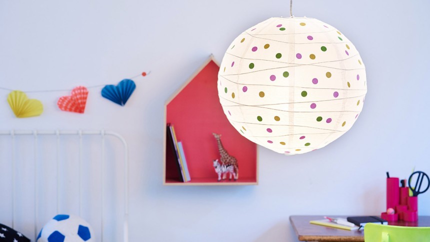 Lampe mit Markierungspunkten dekoriert