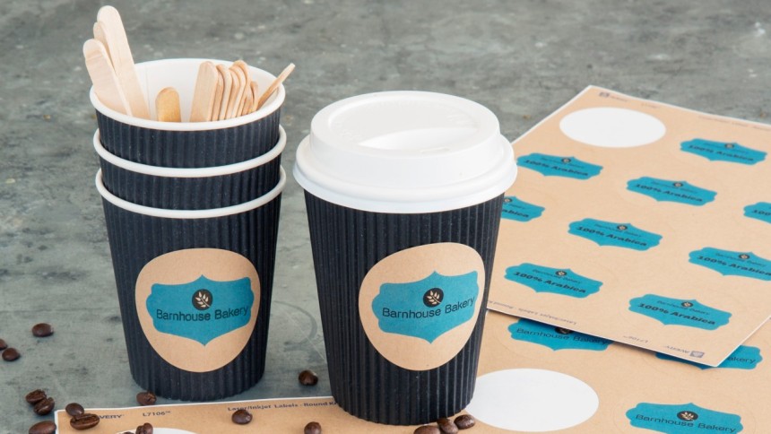 Recyclingetiketten machen sich gut auf Kaffeebechern.