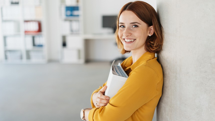 Frau im Hoe Office