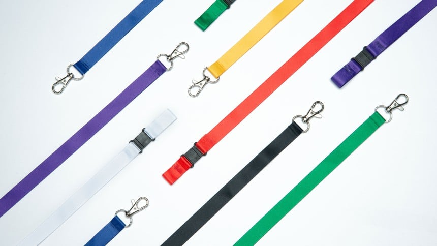 Eine Übersicht von Lanyards in unterschiedlichen Farben