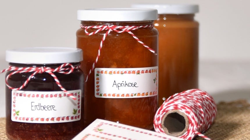 Auf Marmeladengläsern bleiben günstig kaufbare Marmeladenetiketten von Z-Design, die handbeschriftbar sind.
