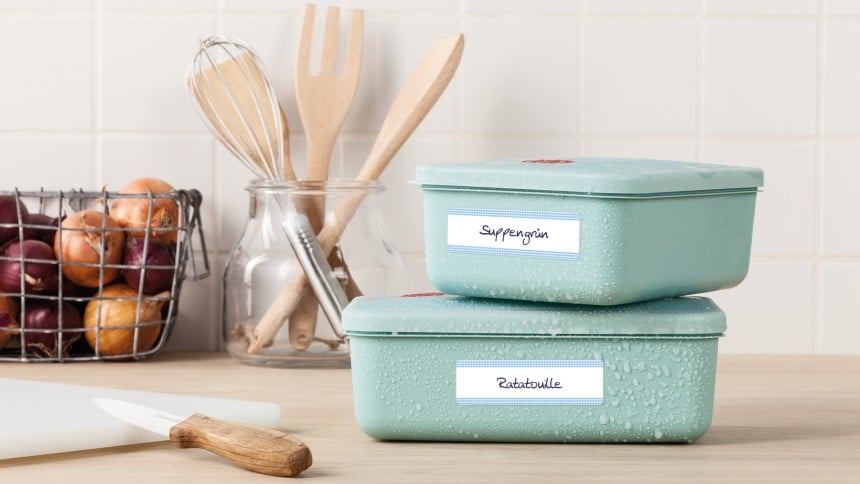 Tiefkühletiketten kleben auf zwei Boxen.