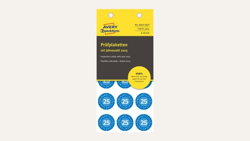 Man sieht eine Avery Zweckform Produktpackung, in der blaue Prüfplaketten mit der Jahreszahl 2025 sind. Auf der Packung gibt es einen Hinweis, dass die Prüfplaketten aus Vinyl sind, somit wetterfest und beständig gegen Öl und viele Chemikalien.