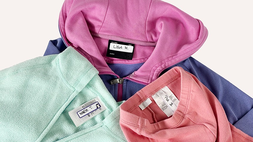 Textiletiketten in mehreren Pullovern.