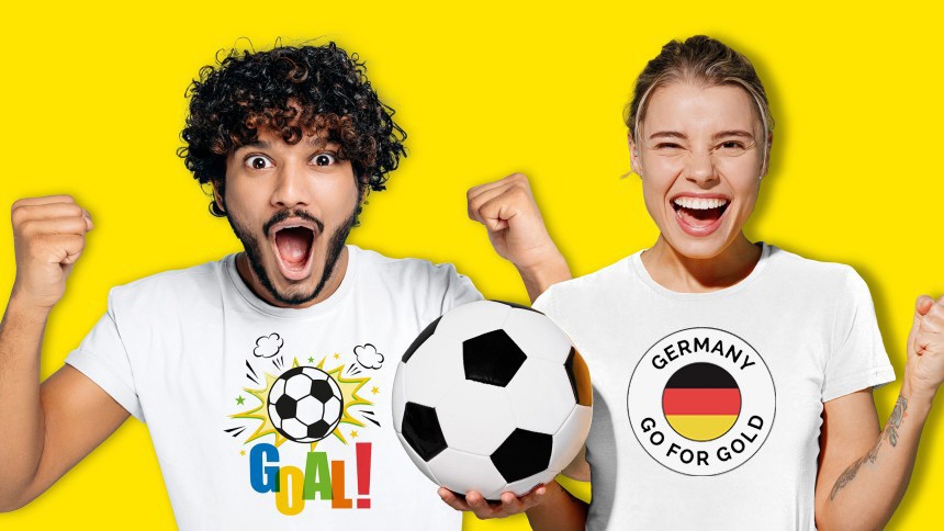 Ein Mann und eine Frau sind zu sehen, die beide ein Fußball-Shirt tragen und einen Fußball halten.