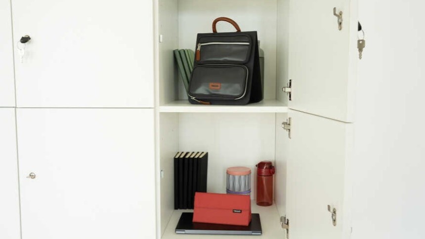 Trigo Schreibtisch-Etui und Mobiler Organizer stehen im Schrank untereinander.