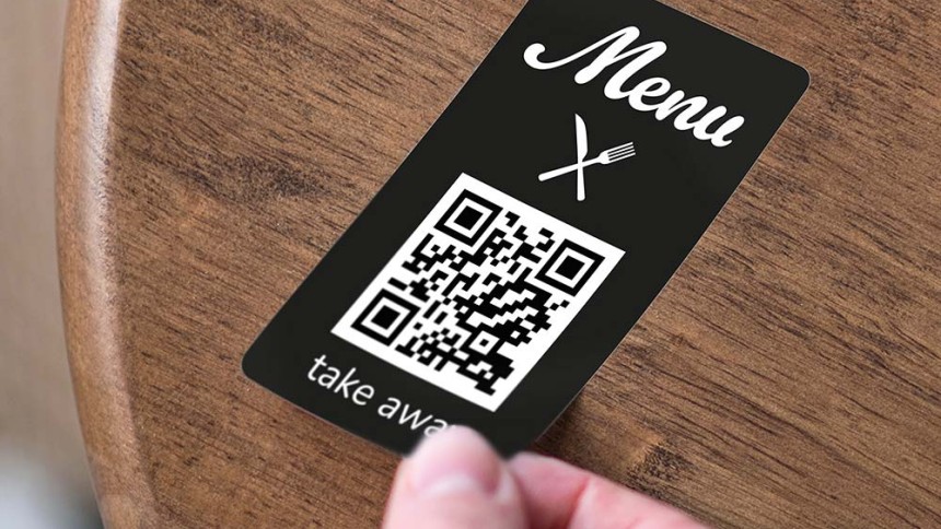 QR Code Menu Sticker klebt auf einem Tisch.