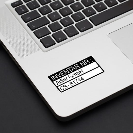 Inventar-Etiketten auf Laptop