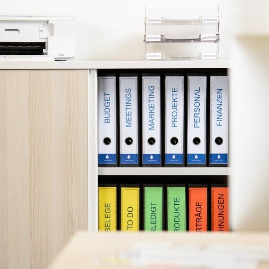 Büro & Schreibtisch mit Ordner ordentlich