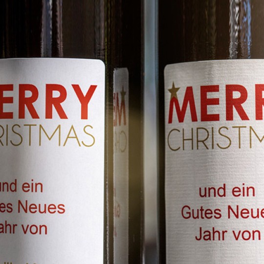 Nahaufnahme eines Weinetiketts für Weihnachten.