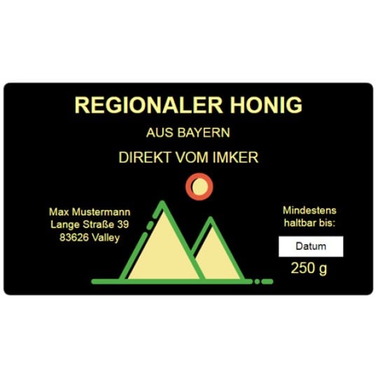 Auf dem rechteckigen Honigetikett in Schwarz sind zwei Berge und eine Sonne abgebildet, daneben steht "Regionaler Honig aus Bayern" und "Direkt vom Imker". Darüber hinaus sind weitere Angaben zum Honig zu sehen, wie beispielsweise das Mindesthaltbarkeitsdatum und der Kontakt des Imkers.