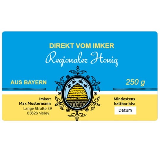 Auf dem rechteckigen Honigetikett in Blau-Gelb ist ein Bienenstock abgebildet, daneben steht "Regionaler Honig aus Bayern" und "Direkt vom Imker". Darüber hinaus sind weitere Angaben zum Honig zu sehen, wie beispielsweise das Mindesthaltbarkeitsdatum und der Kontakt des Imkers.