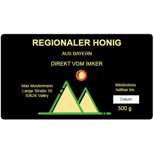 Auf dem rechteckigen Honigetikett in Schwarz zwei Berge und eine Sonne abgebildet, daneben steht "Regionaler Honig aus Bayern" und "Direkt vom Imker". Darüber hinaus sind weitere Angaben zum Honig zu sehen, wie beispielsweise das Mindesthaltbarkeitsdatum und der Kontakt des Imkers.