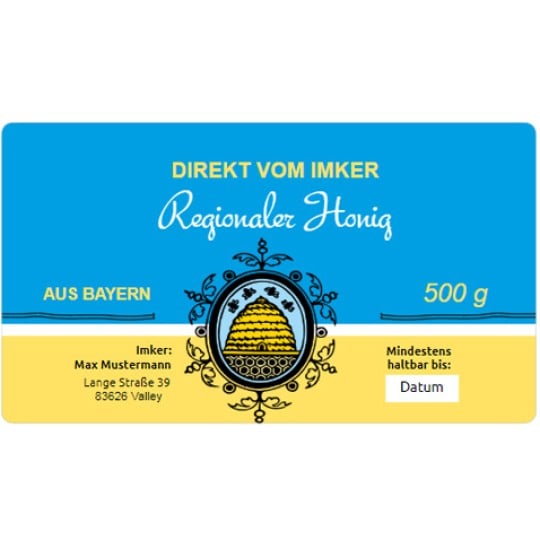 Auf dem rechteckigen Honigetikett in Blau-Gelb ist ein Bienenstock abgebildet, daneben steht "Regionaler Honig aus Bayern" und "Direkt vom Imker". Darüber hinaus sind weitere Angaben zum Honig zu sehen, wie beispielsweise das Mindesthaltbarkeitsdatum und der Kontakt des Imkers.