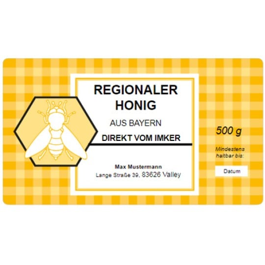 Auf dem rechteckigen Honigetikett sind ein gelbes Muster und eine Biene abgebildet, daneben steht "Regionaler Honig aus Bayern" und "Direkt vom Imker". Darüber hinaus sind weitere Angaben zum Honig zu sehen, wie beispielsweise das Mindesthaltbarkeitsdatum und der Kontakt des Imkers.