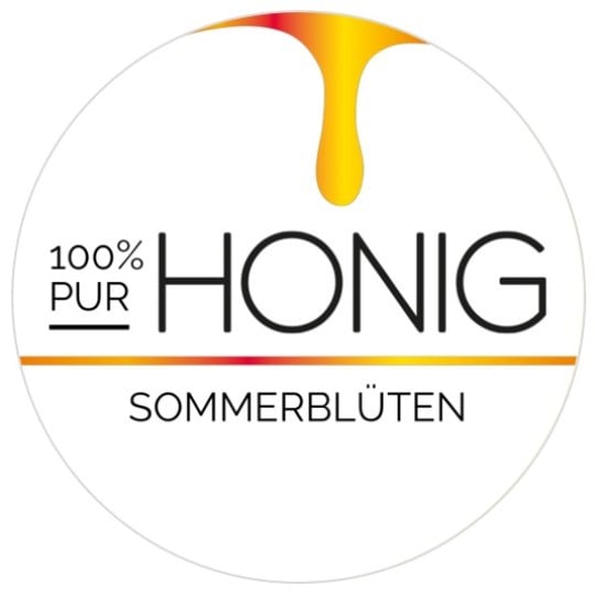 Auf dem runden Honigetikett in Weiß steht "100 % pur Honig Sommerblüten". Von oben fließt ein Honigklecks übers Etikett.