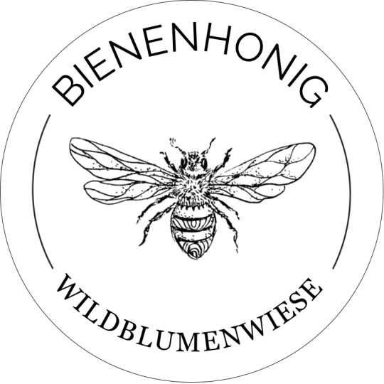 Ein Honigetikett in Weiß, auf dem in Schwarz eine Biene zu sehen ist und die Worte "Bienenhonig Wildblumenwiese".