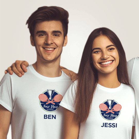 Ein Mann und eine Frau tragen T-Shirts mit dem Vereinslogo darauf gedruckt.