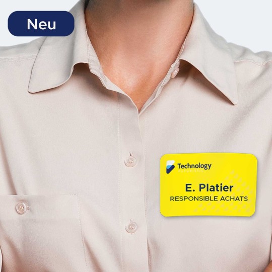 Bedruckte Namensschilder kleben auf Kleidung.