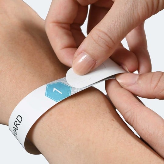 Einlassband am Arm, das zugemacht wird.
