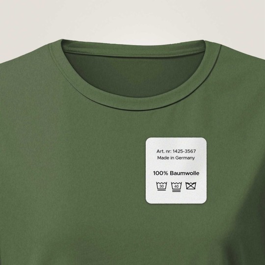 Ein grünes Tshirt mit einem Textiletikett darauf, welches Herstellungshinweise und Waschhinweise enthält