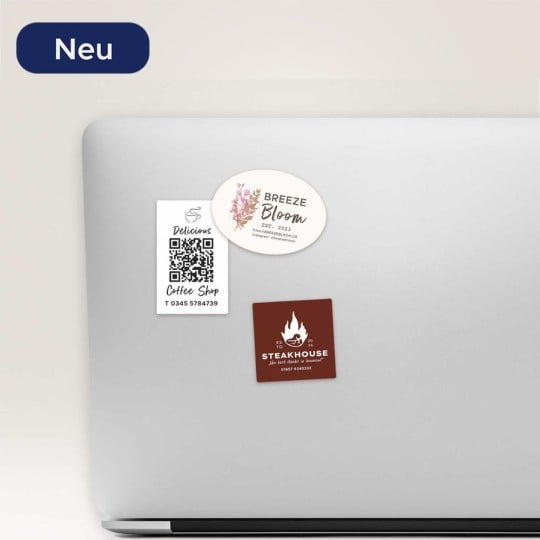 Sticker kleben auf einer Laptop Oberfläche