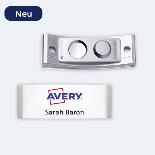 Magentisches Namensschild liegt auf dem Tisch.