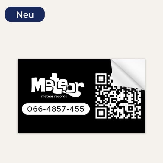 Visitenkartenaufkleber mit QR-Code und Telefonnummer.