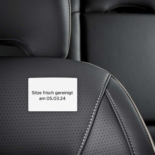 Autositz mit Textiletikett mit der Beschriftung Frisch gereinigt am 05.03.24