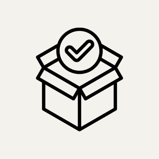 Auf einem beigen Hintergrund ist ein offenes, schwarzes Paket mit einem OK-Häckchen Icon zu sehen.