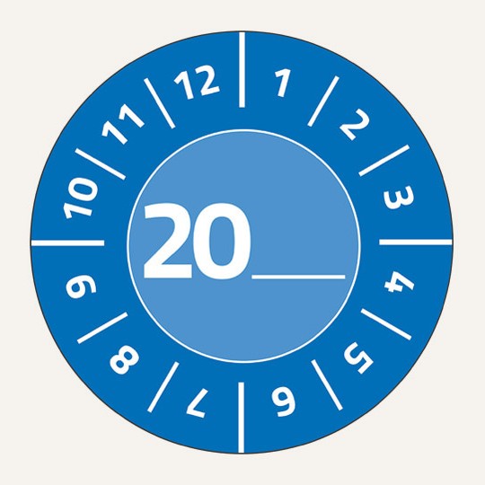 Man sieht eine blaue, runde Prüfplakette. Im Kreis stehen weiße Zahlen von 1 bis 12. In der Mitte steht eine 20 und danach zwei Unterstriche, um die genaue Jahreszahl einzutragen.