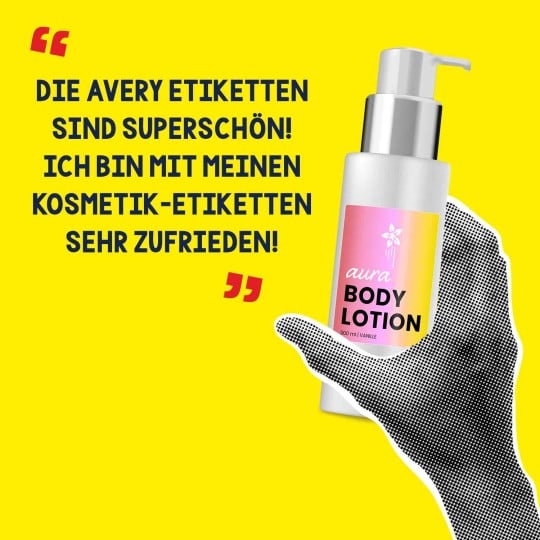 Hand hält Komsetikflasche mit Etikett. Daneben ist ein Text mit einer guten Rezession zu dem Aufkleber