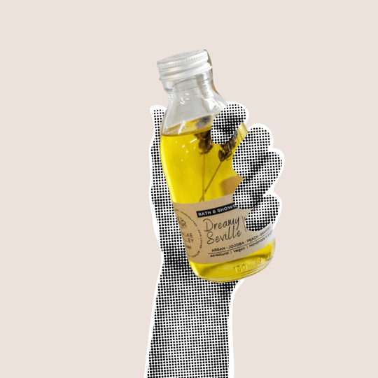 Eine Hand hält eine Seifen-Flasche.
